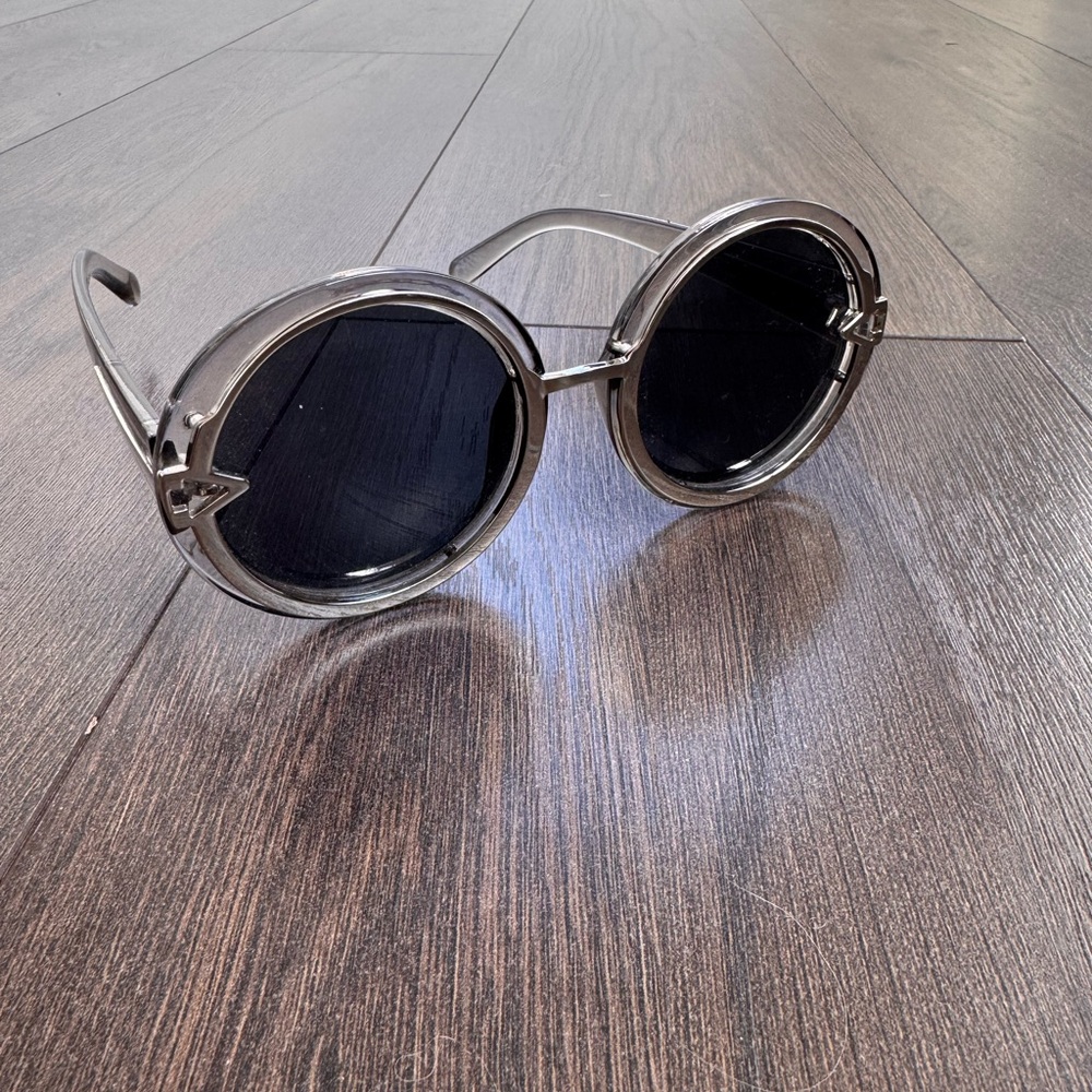 Stylish vintage Round Sunglasses with Black Lenses
